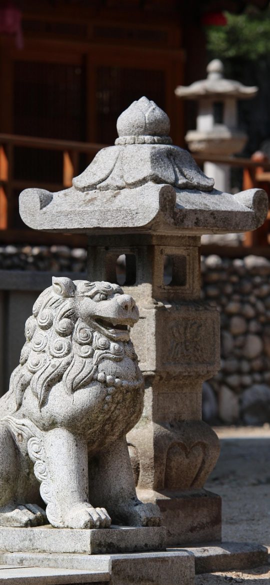 正文阅读页截图，米白背景配深灰文字，段首缩进两格，页脚显示当前章节与阅读进度百分比
