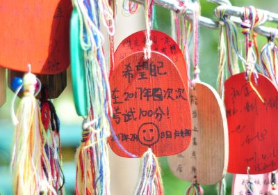 重生高考前99天笔趣阁逆袭情节插图，深夜自习室灯光下伏案苦读的学生，窗外星空，努力与梦想的视觉呈现